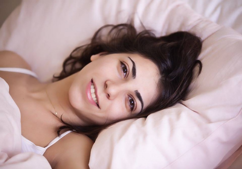 睡觉不用枕头的危害对颈椎和血液循环都有影响